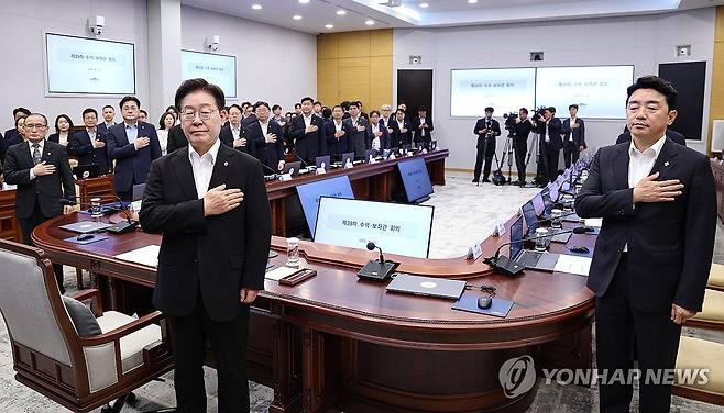 국기에 경례하는 이재명 대통령 (서울=연합뉴스) 한상균 기자 = 이재명 대통령이 25일 청와대에서 열린 수석보좌관회의에서 국기에 경례하고 있다. 2026.6.25 xyz@yna.co.kr