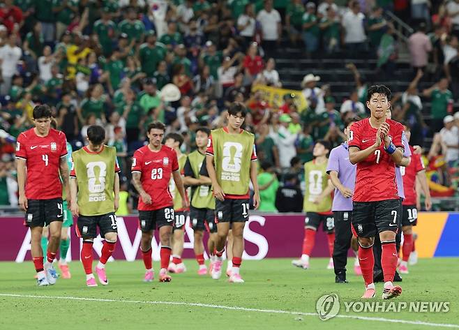 한국, 32강 자력진출 실패 (몬테레이=연합뉴스) 신준희 기자 = 한국 축구 국가대표팀 손흥민 등 선수들이 24일(현지시간) 멕시코 몬테레이 스타디움에서 열린 2026 북중미 월드컵 A조 3차전 남아프리카공화국과의 경기에서 0대1로 패배한 뒤 아쉬워하고 있다. 2026.6.25 hama@yna.co.kr