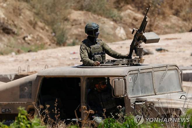 레바논 국경 인근 지역을 순찰하는 이스라엘군 병사 [AFP=연합뉴스. 재판매 및 DB 금지]