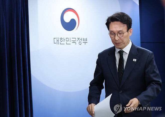 검찰개혁 관련 현안 브리핑 마친 김민석 국무총리 (서울=연합뉴스) 안정원 기자 = 김민석 국무총리가 25일 서울 종로구 정부서울청사에서 검찰개혁 관련 현안 브리핑을 마친 뒤 단상을 내려오고 있다. 2026.6.25 jeong@yna.co.kr