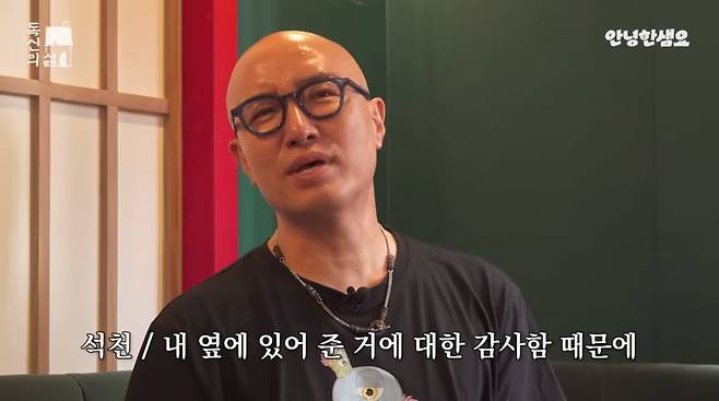 Broadcaster Hong Seok-cheon appeared on the YouTube channel Hello - Single Life and candidly revealed a tumultuous love affair, including his cohabitation life with past foreign partners and the demands for solatium he faced during the breakup process. Hong Seok-cheon stated that he paid solatium to his American partner with whom he had cohabited for four years, but later discovered that he had started a new relationship with an acquaintance of his.