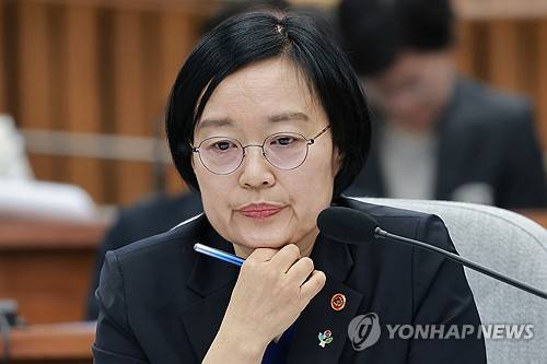 질의 듣는 한성숙 국무총리 후보자(서울=연합뉴스) 신현우 기자 = 한성숙 국무총리 후보자가 26일 국회에서 열린 인사청문회에서 국민의힘 김희정 의원 질의를 듣고 있다. 2026.6.26 nowwego@yna.co.kr