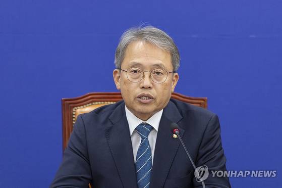 더불어민주당 국민참정권 수호를 위한 선관위 개혁TF 위원장인 송기헌 의원이 26일 국회에서 열린 TF 6차 회의에서 선관위 개혁안에 대해 발언하고 있다. 〈사진=연합뉴스〉