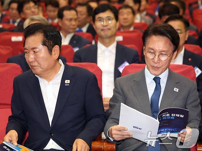 김민석 국무총리와 정청래 더불어민주당 대표가 21일 오후 서울 여의도 국회 의원회관에서 열린 '2026 6·3지방선거 단체장 당선자 워크숍'에 자리하고 있다. 2026.6.21 ⓒ 뉴스1 황기선 기자