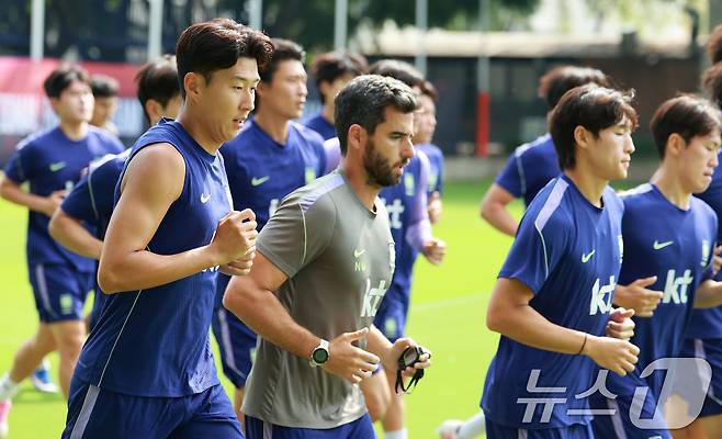 대한민국 축구국가대표팀 손흥민을 비롯한 선수들이 25일(현지시간) 멕시코 과달라하라 인근 대한민국 축구대표팀의 베이스캠프 훈련장인 치바스 바예 베르데에서 회복 훈련하고 있다. 2026.6.26 ⓒ 뉴스1 임세영 기자
