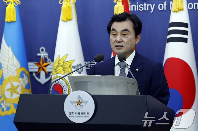 안규백 국방부 장관이 26일 오전 서울시 용산구 국방부 브리핑룸에서 드론작전사령부 개편 및 '국방 드론·대드론 발전 정책'을 발표하고 있다. 국방부는 최근 전장 변화에 대응하기 위해 드론 및 대드론 전력을 보강하겠다며 구체적으로 근거리정찰드론, 소형자폭드론 등 저가·소모성 드론을 2만 대 이상 확보하고 전략적 타격 및 적 방공망 무력화를 위한 한국형 장거리 자폭 무인기(K-LUCAS) 전력화를 추진할 예정이라고 밝혔다. 2026.6.26 ⓒ 뉴스1 박정호 기자