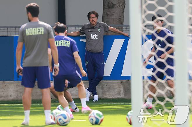 홍명보 대한민국 축구국가대표팀 감독이 25일(현지시간) 멕시코 과달라하라 인근 대한민국 축구대표팀의 베이스캠프 훈련장인 치바스 바예 베르데에서 선수들의 회복 훈련을 지켜보고 있다. 2026.6.26 ⓒ 뉴스1 임세영 기자