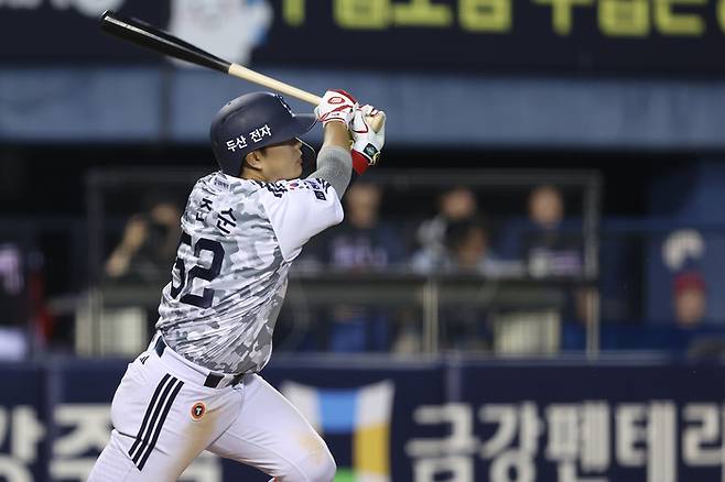 두산 박준순이 26일 잠실구장에서 열린 2026 KBO리그 정규시즌 KIA와 경기에서 5회말 적시타를 치고 있다. 사진 | 두산 베어스