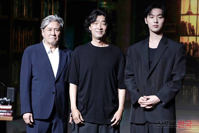 넷플릭스 시리즈 '맨 끝줄 소년' 제작발표회에 참석한 최민식, 김규태 감독, 최현욱. 2026.6.24 ⓒ이혜영 기자 lhy@hankooki.com