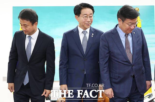 국회의장실은 26일 조정식 국회의장이 22대 국회 후반기 원구성과 관련해 국민의힘 의원들을 각 상임위원회에 임의로 배정하겠다는 공문을 국민의힘에 발송했다고 밝혔다. 사진은 조 의장과 한병도 더불어민주당 원내대표(왼쪽), 정점식 국민의힘 원내대표(오른쪽)가 지난 22일 국회에서 열린 국회의장 주재 원내대표 회동에 참석해 기념사진 촬영을 마치고 자리로 이동하는 모습. /배정한 기자