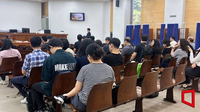 지난 23일 오전 10시께 서울 양천구 서울남부지법 경매법정에서 입찰자들이 경매 시작을 기다리고 있다. 개찰이 시작되자 법정 안은 한때 70여명의 사람들이 몰렸다. 이지예 기자