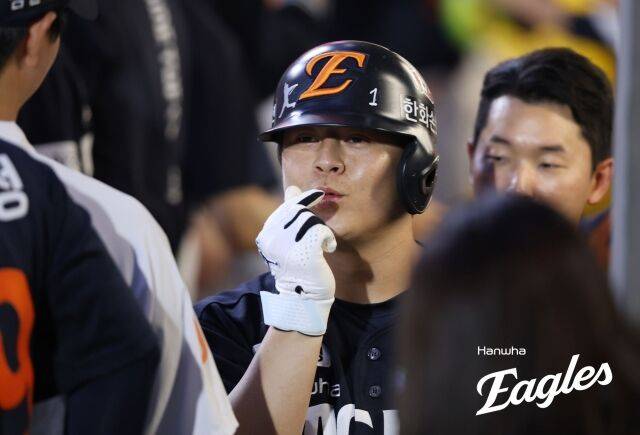 한화 이글스 노시환이 26일 인천SSG랜더스필드에서 열린 SSG 랜더스와의 원정경기서 홈런을 치고 세리머니를 하고 있다. 한화 이글스 제공
