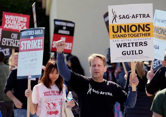 배우이자 SAG-AFTRA 조합원인 제프리 리브스가 2023년 5월 8일 월요일 로스앤젤레스 파라마운트 픽처스 스튜디오 앞에서 열린 미국 작가 조합(WGA) 집회에 참가하고 있다ⓒ뉴시스/AP