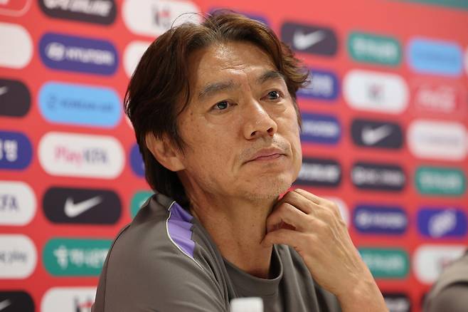 홍명보 대한민국 축구국가대표팀 감독이 25일(현지 시간) 멕시코 과달라하라 인근 대한민국 축구대표팀의 베이스캠프 훈련장인 사포판 치바스 바예 베르데에서 훈련에 앞서 인터뷰를 하고 있다. 뉴스1