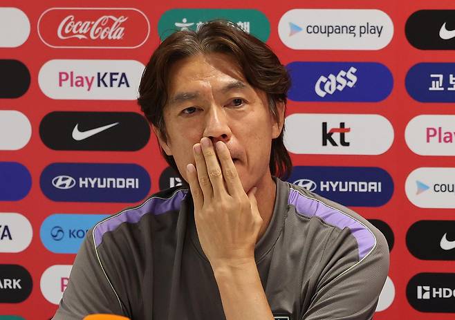 홍명보 대한민국 축구국가대표팀 감독이 25일(현지시간) 멕시코 과달라하라 인근 대한민국 축구대표팀의 베이스캠프 훈련장인 사포판 치바스 바예 베르데에서 훈련에 앞서 인터뷰를 하고 있다. 뉴스1
