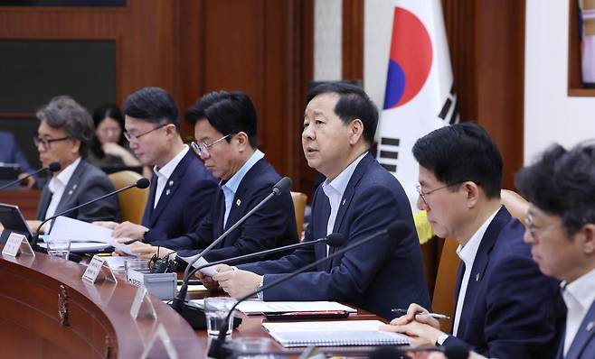 구윤철 경제부총리 겸 재정경제부 장관이 26일 오전 서울 종로구 정부서울청사에서 비상경제본부 회의 겸 경제관계장관회의 겸 민생물가 특별관리 관계장관 TF 회의를 주재하고 있다. 2026.06.26. 뉴시스