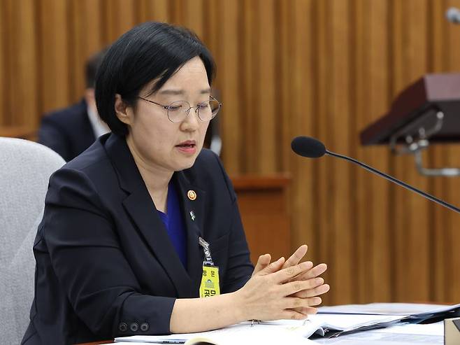 한성숙 국무총리 후보자가 26일 오전 서울 여의도 국회에서 열린 인사청문회에서 부동산 거래 의혹을 해명하며 울컥하며 답변하고 있다. 뉴스1