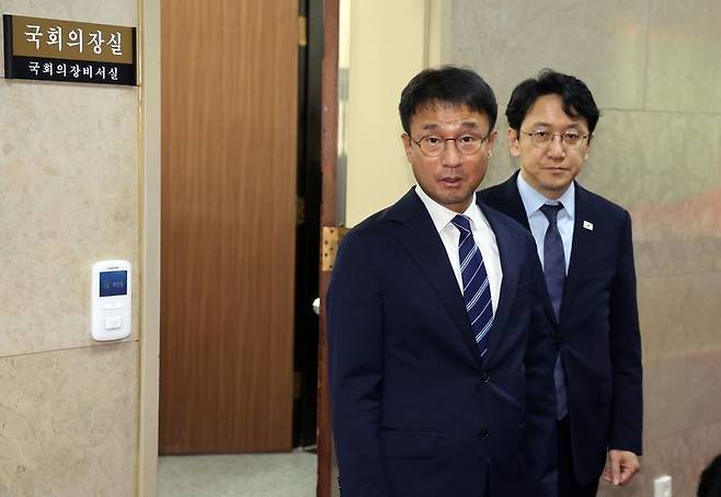 한병도 더불어민주당 한병도 당대표 직무대행 겸 원내대표가 26일 오후 서울 여의도 국회에서 상임위원회 구성 관련 국회의장 항의방문을 마치고 취재진 질문에 답하고 있다. 뉴스1
