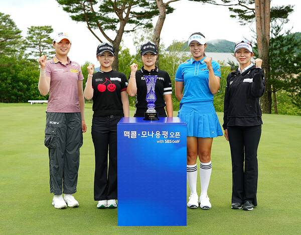 김민솔, 유현조, 안소현, 임희정, 김민선7, 노승희 프로 등이 출전하는 2026년 한국여자프로골프(KLPGA) 투어 맥콜·모나 용평 오픈 대회 공식 포토콜에 참가한 방신실, 이예원, 고지우, 서교림, 배소현 프로. 사진제공=대회조직위