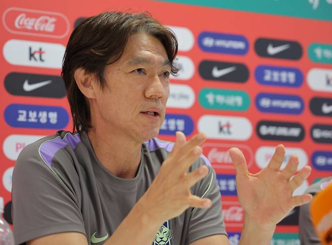 <yonhap photo-3019=""> 발언하는 홍명보 축구 대표팀 감독 (사포판[멕시코 할리스코주]=연합뉴스) 류영석 기자 = 남아프리카공화국과 2026 북중미 월드컵 A조 조별리그 3차전을 치른 한국 축구 국가대표팀 홍명보 감독이 25일(현지시간) 멕시코 과달라하라 인근 사포판의 치바스 바예 베르데에서 취재진 질문에 답하고 있다. 2026.6.26 ondol@yna.co.kr/2026-06-26 08:35:43/</yonhap>