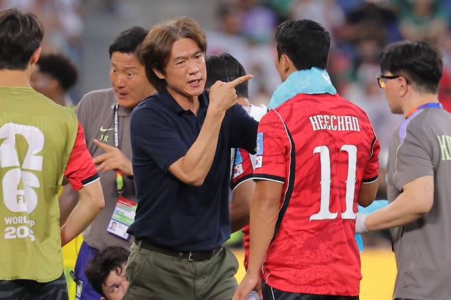 <yonhap photo-7140=""> 황희찬에게 작전지시하는 홍명보 감독 (몬테레이=연합뉴스) 류영석 기자 = 24일(현지시간) 멕시코 몬테레이 스타디움에서 열린 2026 북중미 월드컵 A조 3차전 한국과 남아프리카공화국의 경기. 홍명보 감독이 황희찬에게 작전지시를 하고 있다. 2026.6.25 ondol@yna.co.kr/2026-06-25 10:52:57/</yonhap>