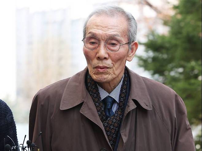 <yonhap photo-3859=""> '강제추행 혐의' 1심 선고공판 출석하는 오영수 / 사진=연합뉴스 제공</yonhap>
