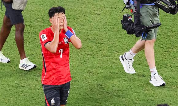 지난 24일(현지시간) 멕시코 몬테레이 스타디움에서 열린 2026 북중미 월드컵 A조 3차전 한국과 남아프리카공화국의 경기. 한국의 손흥민이 남아공에 0-1로 패한 뒤 아쉬워 하고 있다. [사진=연합뉴스]