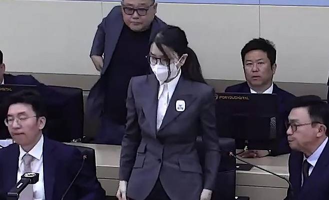각종 고가 귀금속과 함께 인사·이권 청탁을 받은 이른바 '매관매직' 혐의로 기소된 김건희 여사가 26일 서초구 서울중앙지방법원에서 열린 특정범죄 가중처벌법상 알선수재 혐의 사건 1심 선고 공판에 출석하고 있다. 서울중앙지법 형사합의21부(재판장 조순표)는 김 여사에게 징역 7년을 선고했다. 2026.6.26 [서울중앙지법 제공. 재판매 및 DB 금지] [사진=서울중앙지법 형사합의21부]