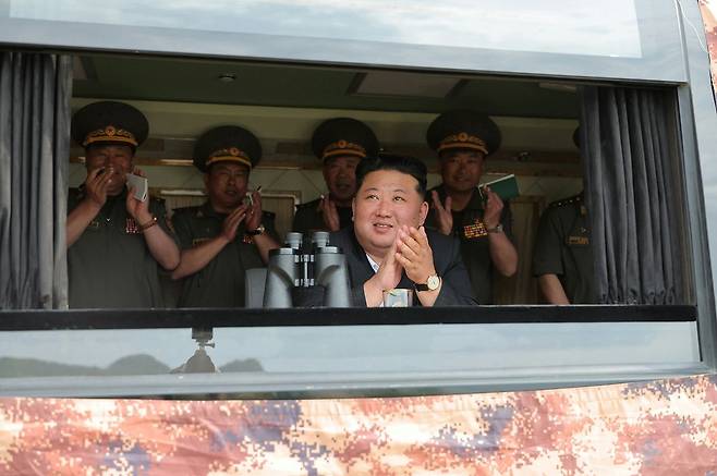 노동신문은 김정은 북한 국무위원장이 25일 국방 발전 5개년 목표 수행을 위한 중요 무기시험을 참관하고 개량형 240㎜ 방사포와 전술탄도미사일, 155㎜ 자행평곡사포(자주포)용 사거리 연장탄의 성능을 점검했다고 26일 보도했다. 노동신문=뉴스1