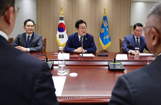 이재명 대통령이 지난해 11월 용산 대통령실에서 열린 한미 관세협상 후속 민관 합동회의에서 발언하고 있다. 가운데에는 시계방향으로 이재명 대통령, 최태원 SK그룹 회장(우측), 이재용 삼성전자 회장(좌측). 연합뉴스