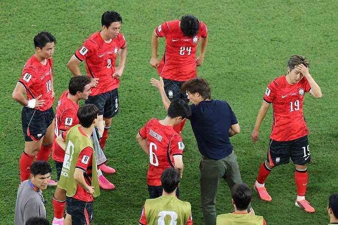 24일(현지시간) 멕시코 몬테레이 스타디움에서 열린 2026 북중미 월드컵 A조 3차전 한국과 남아프리카공화국의 경기. 홍명보 감독이 후반 하이드레이션 타임 때 전술을 지시하고 있다. /사진=연합뉴스