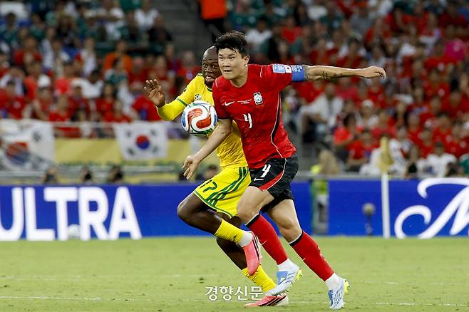한국 축구대표팀 김민재가 25일 (한국 시간) 멕시코 몬테레이 스타디움에서 열린 2026 북중미 월드컵 조별리그 A조 남아프리카공화국과의 경기에서 볼 경합을 하고 있다. 2026.06.25 몬테레이(멕시코) | 문재원 기자
