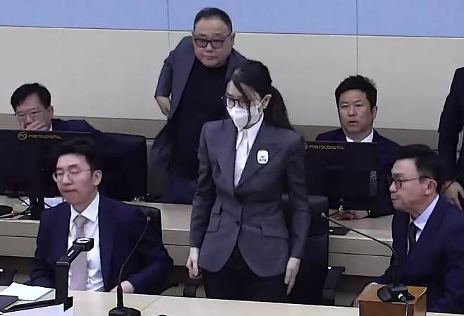 각종 고가 귀금속과 함께 인사·이권 청탁을 받은 이른바 ‘매관매직’ 혐의로 기소된 김건희 여사가 26일 서초구 서울중앙지법에서 열린 특정범죄 가중처벌법상 알선수재 혐의 사건 1심 선고 공판에 출석한 모습. 서울중앙지법 제공