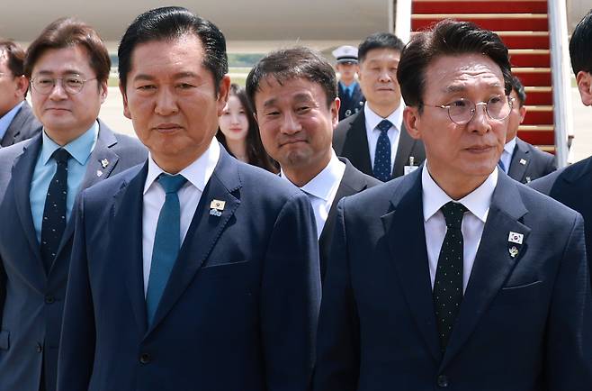 정청래 전 더불어민주당 대표(왼쪽에서 두 번째)와 김민석 총리(오른쪽)가 지난 18일 성남 서울공항에서 유럽 순방을 마치고 귀국한 이재명 대통령과 인사를 나눈 뒤 의전 차량 이동을 기다리고 있다. 연합뉴스