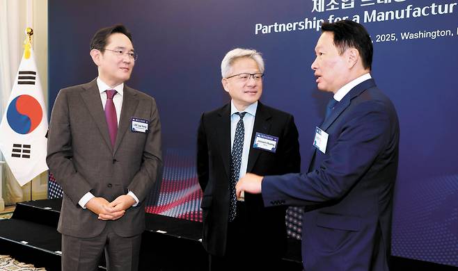 Samsung Electronics Executive Chairman Lee Jae-yong, left, Nvidia CEO Jensen Huang, center, and SK Group Chairman Chey Tae-won talk during the Korea-U.S. Business Roundtable in Washington on Aug. 25, 2025. JOINT PRESS CORPS