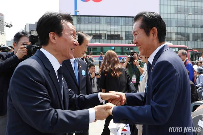김민석 국무총리와 정청래 더불어민주당 대표가 10일 서울 종로구 광화문광장에서 열린 제100주년 6·10 만세운동 기념식에서 만나 인사 나누고 있다. 남동균 기자