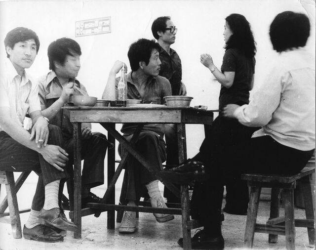 1973년 서울 명동화랑에서 가진 생애 첫 개인전. 명동화랑 개인전에 차린 선술집에 신학철(맨 왼쪽), 김구림(안경 쓴 남자) 작가 등이 참석해 있다. 작가 제공