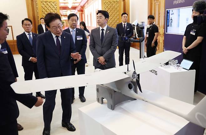 이재명 대통령이 26일 청와대에서 열린 미래 신안보 혁신기업 육성 전략회의에 앞서 정찰용 무인항공기를 관람하고 있다. 2026.06.26 김지훈 기자