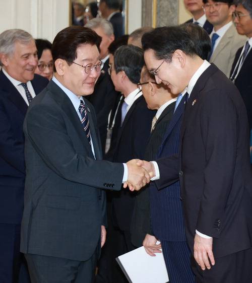 이재명 대통령이 지난 12일(현지시간) 이탈리아 로마에서 열린 비즈니스 라운드테이블에서 이재용 삼성전자 회장을 만나 인사하고 있다.  연합뉴스