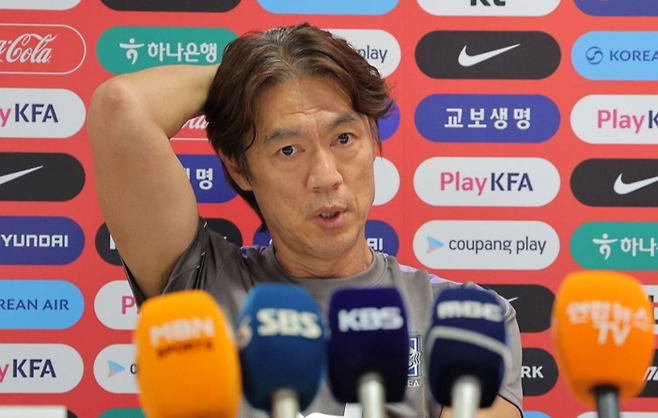 기자회견 하는 홍명보 감독. [연합뉴스]