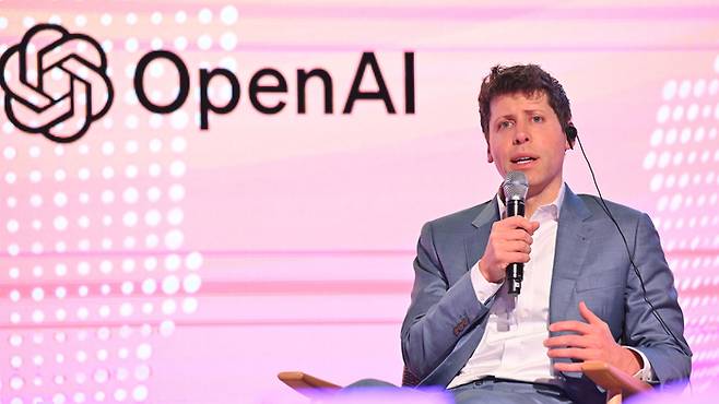 오픈AI는 AI 기업 고평가 논란과 시장 부진, 규제 리스크 등을 이유로 IPO 시점을 내년으로 미루는 방안을 검토하고 있다. 사진은 샘 올트먼 오픈AI 대표 [사진 = 연합뉴스]