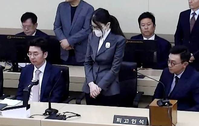 김건희 여사가 26일 서울 서초구 서울중앙지방법원에서 열린 특정범죄가중처벌 등에 관한 법률 위반(알선수재) 등에 대한 1심 선고 공판에서 재판부의 판결 결과를 듣고 있다./사진=뉴스1