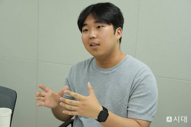 <동행미디어 시대>와 인터뷰를 하고 있는 고은강 씨. 고 씨는 "양극단의 주장이 아니라 중간지대 청년의 목소리를 듣고 대화하는 것으로부터 세대간 오해를 풀 수 있다"고 말했다./사진=조아현 기자