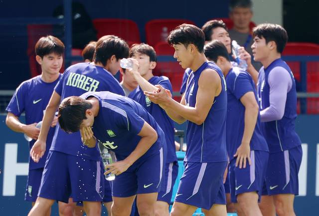 한국 축구 국가대표팀 선수들이 25일 멕시코 과달라하라 인근 사포판에 위치한 베이스캠프 훈련장 치바스 바예 베르데에서 훈련 중 박수를 치고 있다. 뉴시스