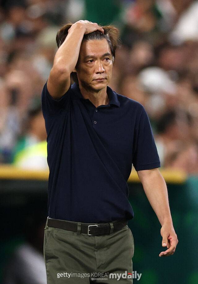 홍명보 한국 축구 대표팀 감독이 25일(한국시각) 멕시코 과달루페의 몬테레이 스타디움에서 열린 2026 국제축구연맹(FIFA) 북중미 월드컵 조별리그 A조 3차전 남아프리카공화국과의 맞대결에서 머리를 넘기고 있다. /게티이미지코리아