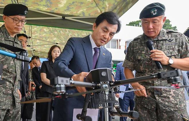 [서울=뉴시스] 안규백 국방부 장관이 4일 육군 제36사단에서 교육용 소형드론에 대한 설명을 듣고 있다.안 장관은 이날 36사단을 소형드론·대(對)드론 분야 실증 전담부대를 최초 지정하고 본격적인 50만 드론전사 양성을 지시했다. (사진=국방부 제공) 2025.09.04. photo@newsis.com *재판매 및 DB 금지