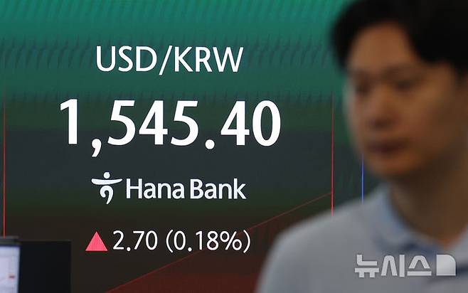 [서울=뉴시스] 조성우 기자 = 코스피가 전 거래일(8930.30)보다 117.12포인트(1.31%) 하락한 8813.18에 개장한 26일 오전 서울 중구 하나은행 딜링룸 전광판에 지수가 표시되고 있다.코스닥 지수는 전 거래일(887.81)보다 3.38포인트(0.38%) 내린 884.43에 거래를 시작했다. 원·달러 환율은 전 거래일 주간거래 종가(1542.7원)보다 4.6원 오른 1547.3원에 출발했다. 2026.06.26. xconfind@newsis.com