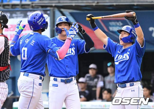 [OSEN=잠실, 최규한 기자] 25일 서울 잠실야구장에서 ‘2026 신한 SOL Bank KBO리그’ LG 트윈스와 삼성 라이온즈의 경기가 열렸다.홈팀 LG는 이정용, 방문팀 삼성은 아리엘 후라도를 선발로 내세웠다.1회초 1사 1, 3루 상황 삼성 디아즈가 달아나는 우월 스리런포를 날리고 홈을 밟은 뒤 구자욱-박승규와 기뻐하고 있다. 2026.06.25 / dreamer@osen.co.kr