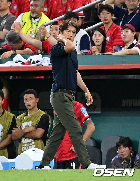[OSEN=몬테레이(멕시코), 이대선 기자] 홍명보 감독이 이끄는 대한민국 축구대표팀은 25일(이하 한국시간) 오전 10시 멕시코 몬테레이 스타디움에서 개최된 2026 국제축구연맹(FIFA) 북중미 월드컵 조별리그 A조 최종전에서 남아프리카공화국에게 0-1 충격패를 당했다.&nbsp;1승2패가 된 한국은 A조 3위로 밀리며 32강 자력진출에 실패했다. 한국은 나머지 조들의 상황을 따져보고 32강에 진출할 가능성은 남아있다. 1승1무1패의 남아공이 2위로 32강 진출을 확정지었다.&nbsp;경기 종료 후 대한민국 홍명보 감독이 패배에 아쉬워하고 있다. 2026.06.25 /sunday@osen.co.kr