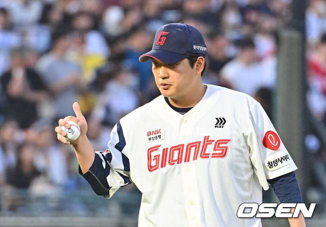 [OSEN=부산, 이석우 기자] 9일 부산 사직야구장에서 2026 신한 SOL KBO 리그 롯데 자이언츠와 두산 베어스의 경기가 열렸다. 홈팀 롯데는 나균안이, 방문팀 두산은 곽빈이 선발 출전했다.롯데 자이언츠 선발 투수 나균안이 3회초 수비를 무실점으로 막고 손성빈에게 엄지척을 하고 있다. 2026.06.09 / foto0307@osen.co.kr